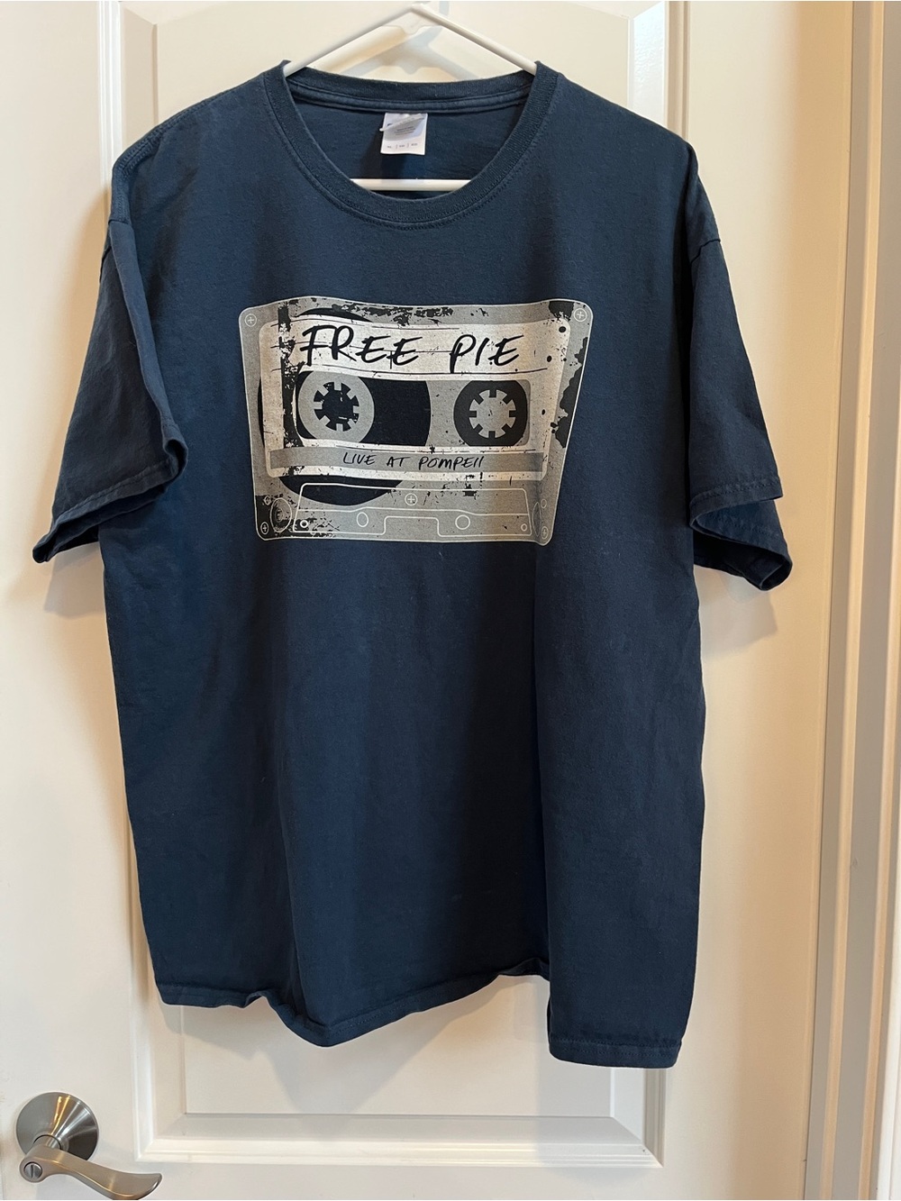 Vintage Cassette Tape Parody Graphic Tee – "Free Pie: Live at Pompeii" Sz XL